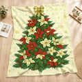 1pc Christmas Red Green Floral And Golden Gift Box Pattern Cream-Colored Flannel Blanket, Festive Warm Design, Soft Plush All-Season Use, Suitable for Weekend Sofa Naps, Reading Time, And Living Room Sofa Cover